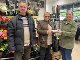Jackie Parks, Rotary Club Vice President, presents the prize to lucky winner Susan Wagstaffe. 